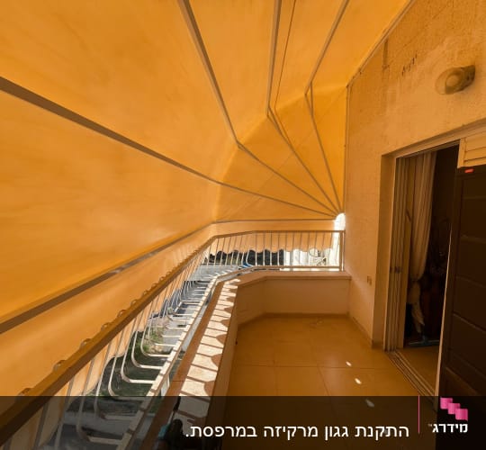 מרפסת עם סוכך צהוב פתוח